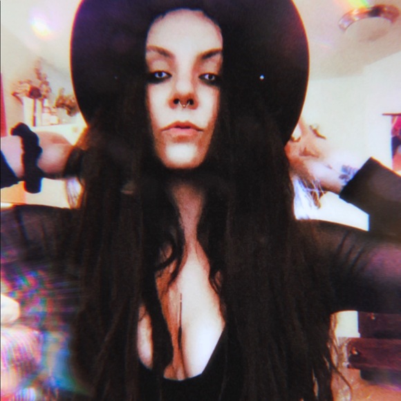 Meet your Posher, Rae - Picture 1 of 6